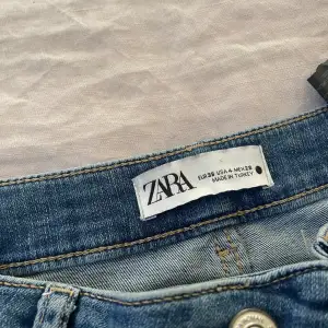 Low waist bootcut jeans från zara storlek 36 som ej kommer till användning 