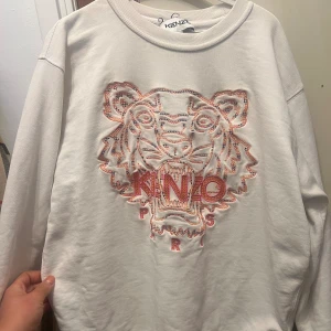 Kenzo långärmad tröja - Vit och unik Kenzo tröja Använt den en del, finns ngn superliten fläck någonstans som knappt syns, har kemtvättat tröjan