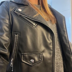 Skinnjacka från Zara - Säljer denna skinnjacka från Zara i strl S. Köpte förra året på sommaren och använd en gång ute.💕