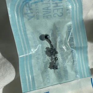Navelpiercing - Helt ny navelpiercing i orginalförpackning. Den är allergivänlig i kirurgiskt stål💞