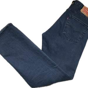 Säljer ett par Levis 501 jeans. De är aldrig använda och är därmed i nyskick. Färg, mörkblå. Storlek W32 L32. Mitt pris 399. Pris kan diskuteras. Hör av er vid funderingar eller för fler bilder!