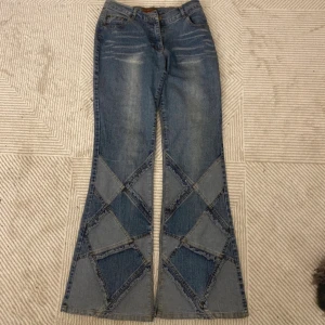 Utsvängda jeans  - Säljer dessa så coola och unika utsvängda lågmidjade jeansen🌟🌟