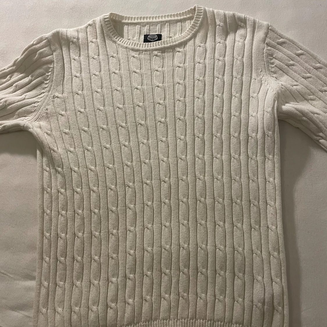 Stickad vit tröja