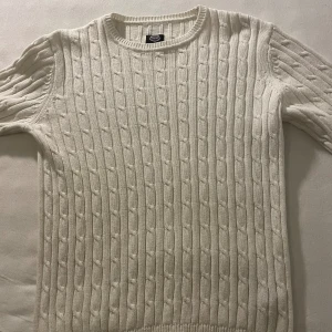 Stickad vit tröja - Tjena ! Säljer denna feta vita stickad tröja, tröjan är storlek XS men passa S, ställ gärna frågor om ni har några funderingar, mvh Oskar.