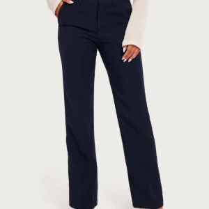 Kostymbyxor  - Låg midjade Mörkblå kostymbyxor, inga skador. 