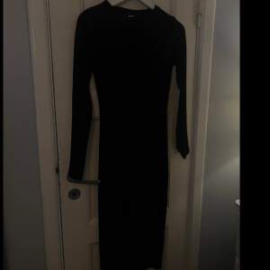 jätteskön svart ribbad klänning med slits💓💓 skriv för bättre bilder