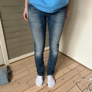Nudie jeans - Jätte jättefina Nudie jeans ✨ som tyvärr inte används. Låg midjade med raka/slim passform. Superfint skick obetydligt använd 💞🌟 Fråga vid funderingar 🛍️🎀💖