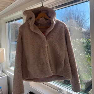 Teddy jacka - Använd väl men ej sönder någonstans💕 pris kan diskuteras så kom med förslag, om du har frågor är det bara att skriva 💕nypris 600kr