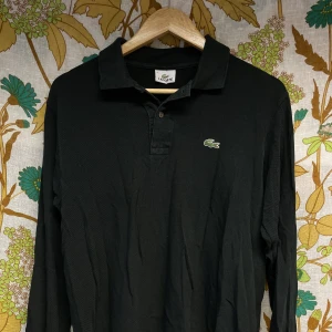 Lacoste tröja M/L - Unisex lacoste tröja i storlek  S/M/L beroende på hur man vill att den ska sitta!🫶🏼 Tjockt tyg, kan även användas som kofta.