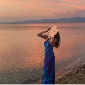 Blå maxi klänning (sommarklänning) - Den perfekta sommarklänningen! Jättesöt blå maxi klänning. Säljer pga att den inte kommer till användning längre, den har inga defekter, pris kan diskuteras :)