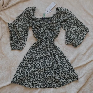 Klänning från Gina Tricot  - Superfin klänning i nyskick. Aldrig använd och prislapparna är kvar 🩷