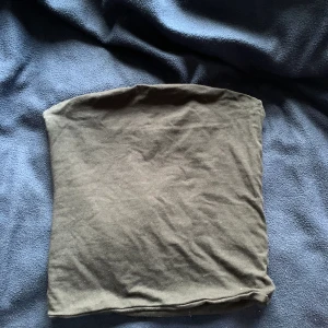 Svart crop top  - Svart crop top ifrån hm Inga defekter förekommer osv Pris kan diskuteras 💕💕
