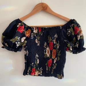 Söt blommig topp - Söt blommig topp köpt i Singapore. Köpare står för frakten✨