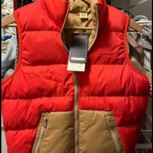 Ny Levis väst  - Levis väst helt ny xs-s varm och väderbeständig  Nypris ca 1000kr  