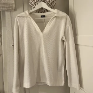 Stickad tröja  - Superfin stickad tröja från Gina tricot!!Sitter väldigt oversize💗