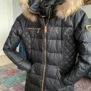 Rockanblue jacka - Rockanblue jacka i jätte bra skick. Har används ungefär 5 gånger. Köpt för ungefär 2000. Med äkta päls