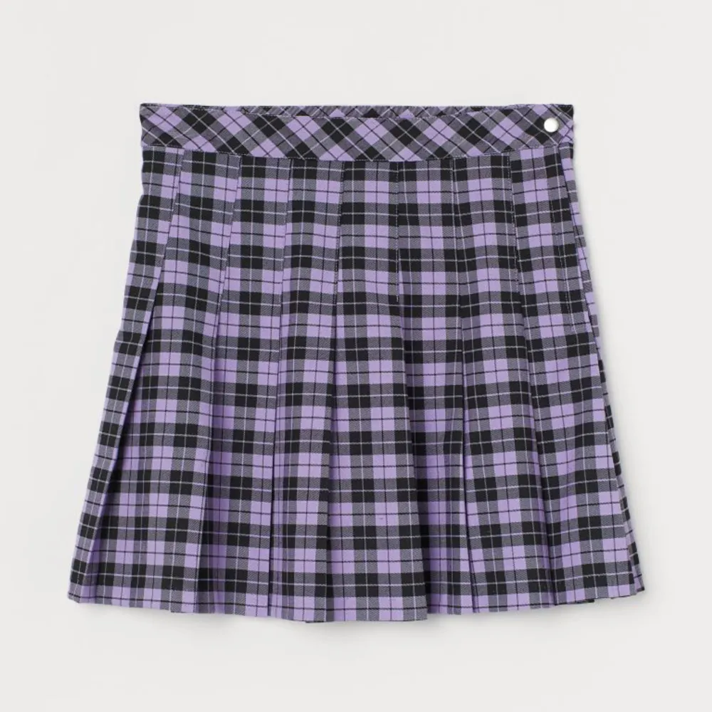 Snygg kjol från H&M som aldrig fått användas för den var för stor 💜 köp via köp nu!. Kjolar.
