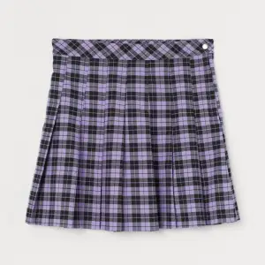 Snygg kjol från H&M som aldrig fått användas för den var för stor 💜 köp via köp nu!