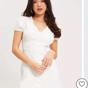 Vit klänning, student  - Vit klänning , oanvänd med lapp kvar. Fin till student! Bjuder på frakt vid snabbt köp🩷