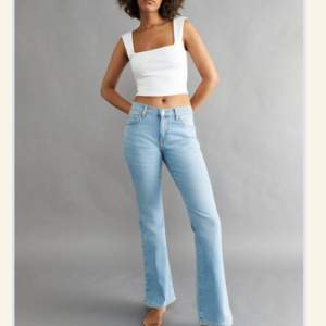Ljusblå lågmidjade jeans från Gina tricot!! Helt oanvända och perfekta till våren🤍 hör av dig vid frågor eller för fler bilder!!