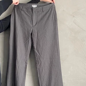 Madlady kostymbyxor  - Lågmidjade Kostymbyxor - Cybel Grey Stripe. Storlek EU38-XTRA Tall. Aldrig använda pga fel storlek.