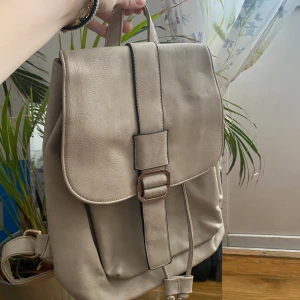 Beige ryggsäck - Jätte gullig men har inte blivit så använd.