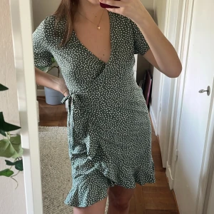 Grön vit prickig klänning från veromoda - Säljer denna super fina grön vit prickiga klänningen från vero moda! Sparsamt använd. Storlek XS, 60kr. Perfekt till studenten och sommaren!
