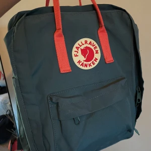 Fjällräven ryggsäck  - Jättefin fjällräven ryggsäck i princip nyskick. Det är standardstorleken som är typ 40cm hög och 30cm bred💚 Nypris 1099kr