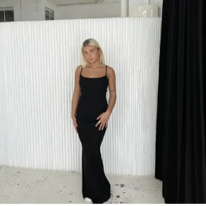 Svart långklänning  - Svart långklänning från design by si. Den är använd fåtal gånger så helt som ny. Nypris med frakt är runt 600kr