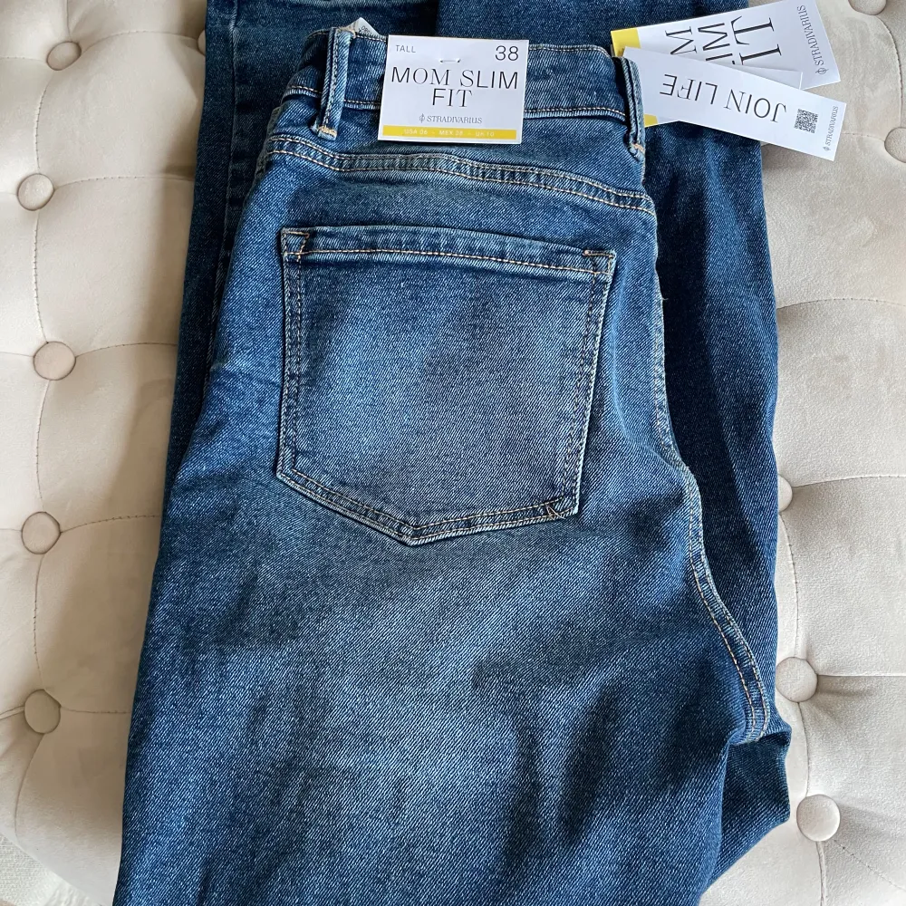Helt nya mom jeans med etiketter kvar. Storlek 38 från Stradivarius. . Jeans & Byxor.
