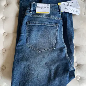 Helt nya mom jeans med etiketter kvar. Storlek 38 från Stradivarius. 