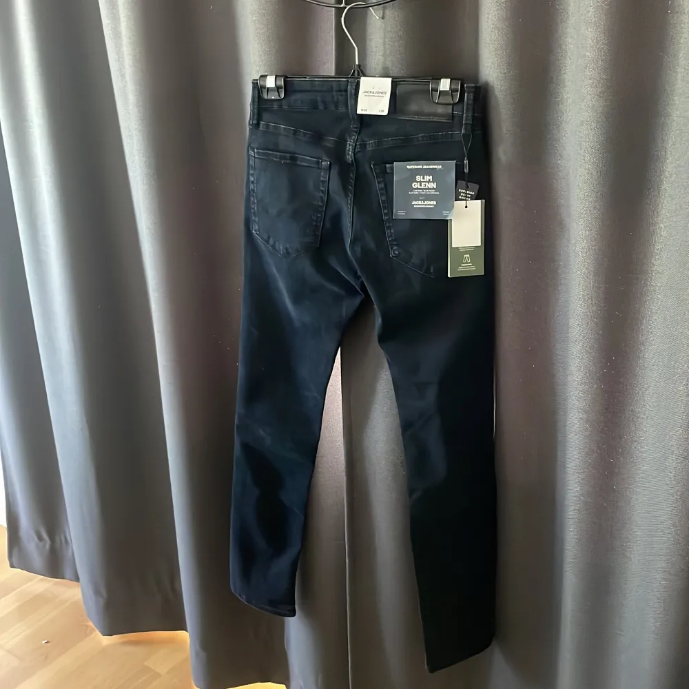 Ett helt par nya jeans som säljes pga att de är för små. Riktigt snygga! Hör av dig vid minsta lilla fundering. . Jeans & Byxor.