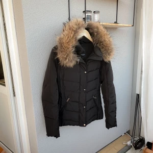 Rockandblue - Sitter snyggt runt midjan, något slitage (bild) ! Köpt för något år sedan för 4000:-  Min syster med XL-XXL satt den sjukt bra på, hon fick sjukt fina former 😍🤍