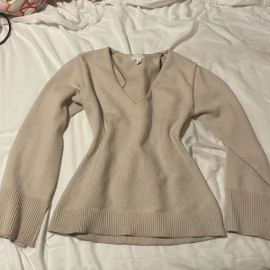 Hm stickad tröja  - V neck stickad tröja i bra skick. Jättefin faktiskt och passar olika byxor.