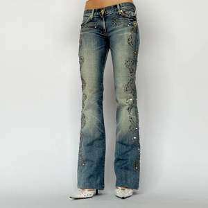 Lågmidjade jeans i en limited edition modell från 7 For All Mankind. Modellen på bilden är 175 cm och bär 7 cm klackar. Innerbenslängden: 82 cm Midjemått: 79 cm