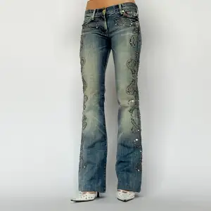 Lågmidjade jeans i en limited edition modell från 7 For All Mankind. Modellen på bilden är 175 cm och bär 7 cm klackar. Innerbenslängden: 82 cm Midjemått: 79 cm