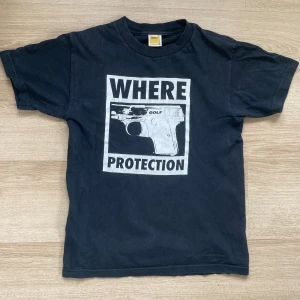 Golf Wang T-Shirt - Asfet svart Tshirt från Tylers märke Golf. Trycket har spruckit en del men förutom det och ett litet hål under ärmen inga defekter. DMa för frågor 