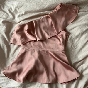 topp - oneshoulder, väldigt bra skick🌸💓dragkedja i sidan 