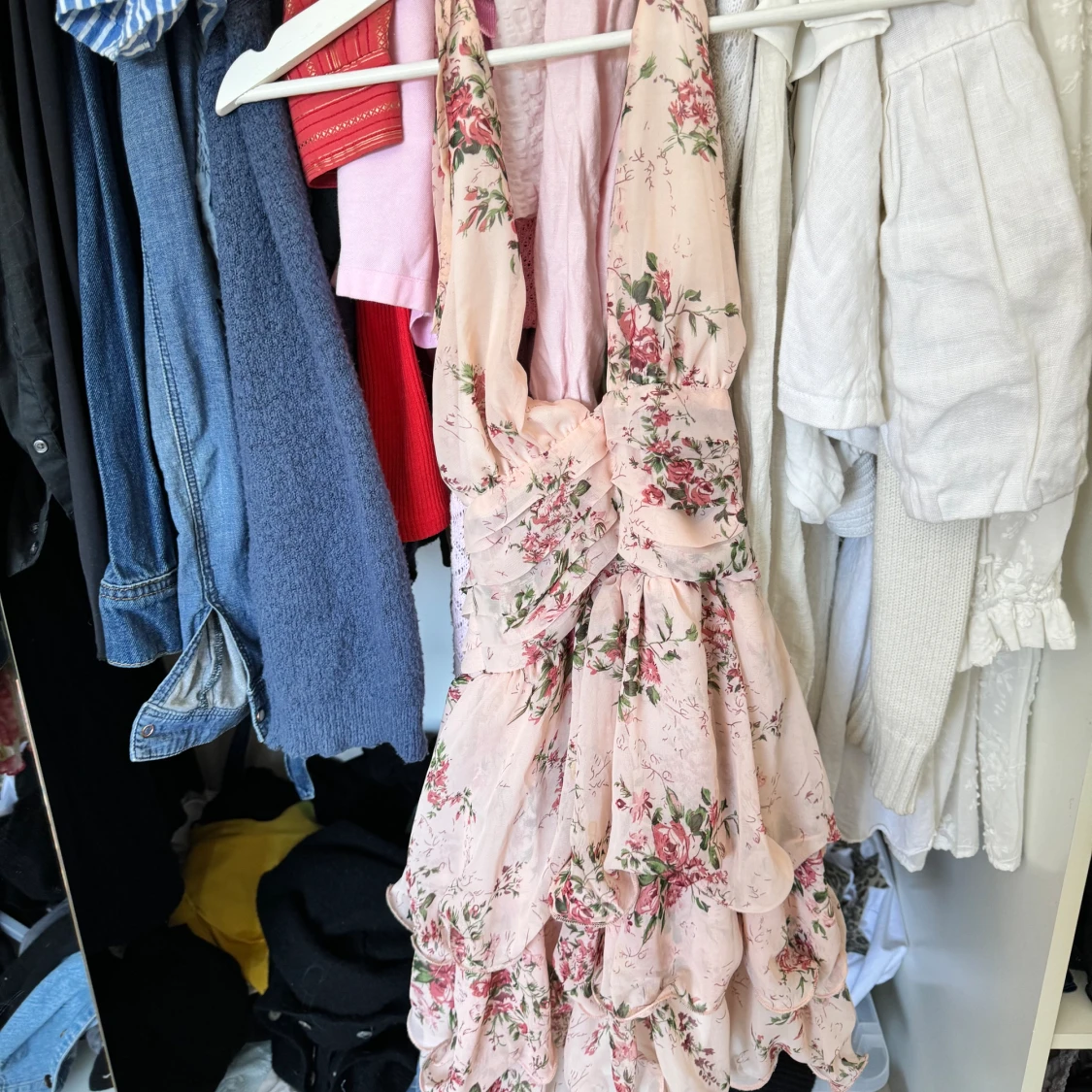 Blommig halterneck klänning med öppen rygg - 93