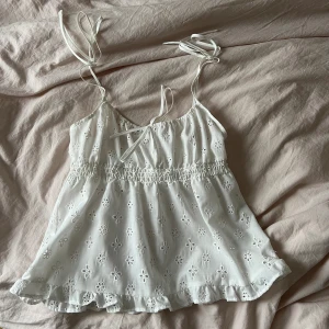 linne - gulligt linne med knytdetaljer, fint skick💓 står ingen storlek men passar mig med xs/s