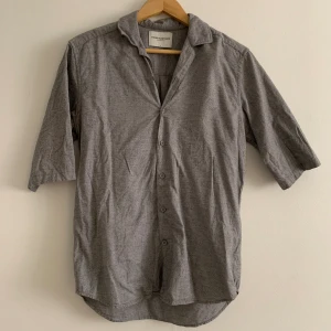 Kortärmad skjorta  - Skjorta från These Glory Days S Jag är 177, väger 70kg.