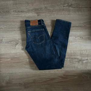 Ett par jeans i absolut topp skick och som dessutom har en extremt snygg tvätt. Nypriset på dessa jeans ligger på runt 1000kr. Längden på byxorna är 100cm och midjan 38cm 