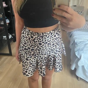 Leopard kjol - Kjol i leopard mönster som inte används längre. Storlek M men passar S oxå! 🫶🏼