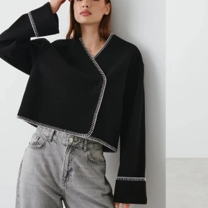 Blanket stitch jacka från Gina💕 - Säljer denna superfina stickade jacka från Gina i nyskick, som är slutsålt på hemsidan. Endast använd 1 gång💕