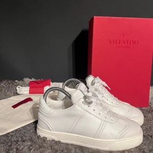 Valentino - Tjenare! Vi säljer nu dessa riktigt feta valentino flycrew i färgen vit. Skicket är 9,8/10 och alla nitar är kvar! Storlek 37 men passar också 38 och små 39. Priset kan pratas. De är bara att höra av dig om frågor eller funderingar mvh west supply