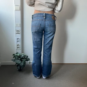 Lågmidjade jeans  - Midjemått( rätt över): 38cm  Inerbenslängd: 64cm   Köp dem via ”KÖP NU” eller Swish  