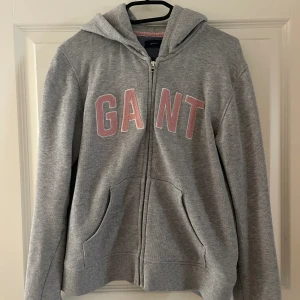Gant tröja - Fint skick, knappt använd😊 Är i storlek 176cm / 16 years men skulle säga att den sitter som en S/M☺️💕