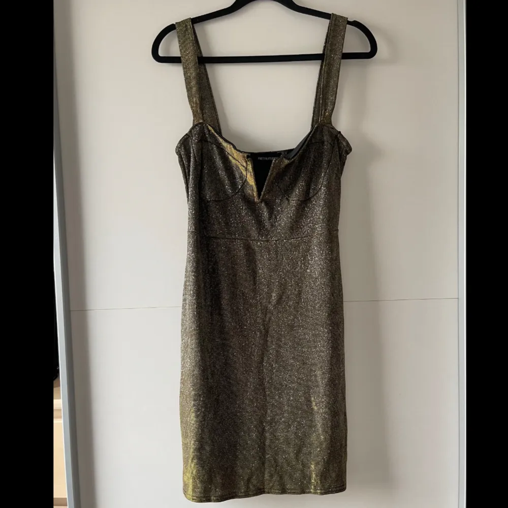 Olivgrön glittrig mini klänning från PLT. Kroppsformad. Köptes vintern 2022 och har använts endast 1 gång till nyår. Jätte bra skick. Obs. Kan tvättas och strykas om önskas 🤗. Klänningar.