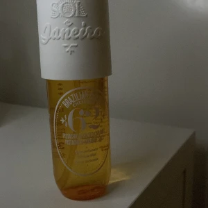 Sol de Janeiro  - Säljer denna sol de Janeiro parfymen! Använt ett par gånger men det finns fortfarande jättemycket kvar! Ordinarie pris är ungefär 300kr. Pris kan diskuteras!🩷🩷