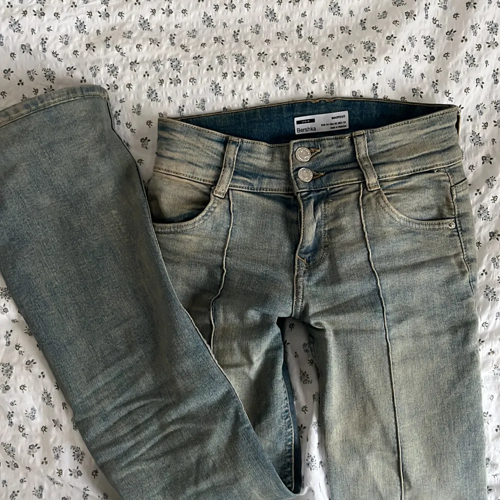 Populära lågmidjade bootcut jeans från Bershka. Nästan helt oanvända. Sytt upp de så de passar mig i längden som är 160 cm. Går att sprättas upp om man vill! Skriv för bilder på 🩷!!!!. Jeans & Byxor.